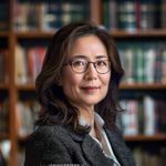 晓风编辑部主编头像，成熟专业的中年女性，背景为书架，气质学识渊博