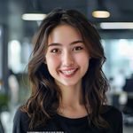 资讯编辑头像，活泼年轻女性，背景为现代化办公室，精力充沛
