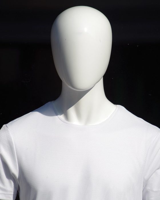 风间由美品牌展示区域，精心布置的陈列空间展示着品牌核心产品与服务理念，绿植点缀其间，整体风格简洁而富有质感