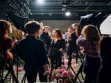 风间由美杂志封面拍摄花絮照，摄影棚内专业团队围绕女演员进行多角度拍摄