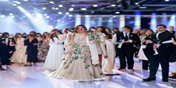 风间由美2026年新项目发布会现场，女演员身着正式礼服出席活动，媒体聚光灯下气场十足